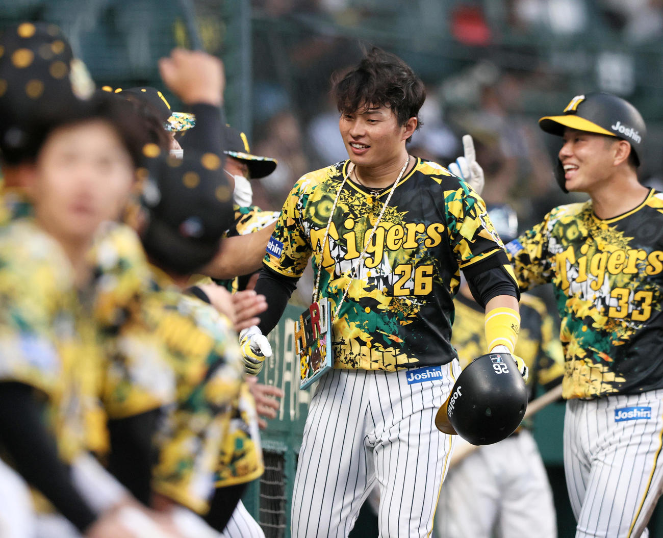 阪神対中日　2回裏阪神1死二塁、北條（中央）は左越え2点本塁打を放ち矢野監督からメダルを授与される（撮影・上山淳一）