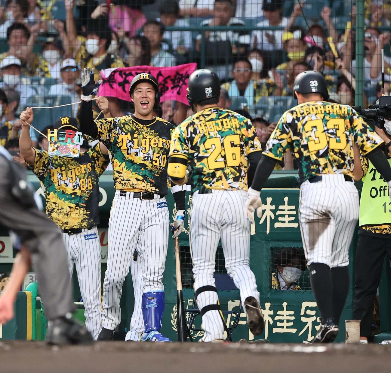 阪神対中日　2回裏阪神1死二塁、青柳（左から2人目）は左越え逆転2点本塁打を放った北條を笑顔で出迎える（撮影・上田博志）