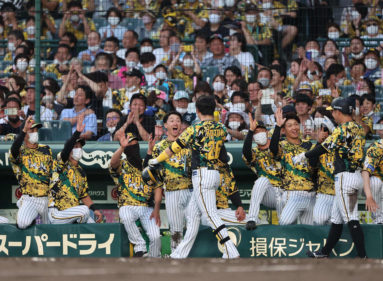阪神対中日　2回裏阪神1死二塁、北條（中央）は左越えに逆転2点本塁打を放ちナインの出迎えを受ける（撮影・上田博志）