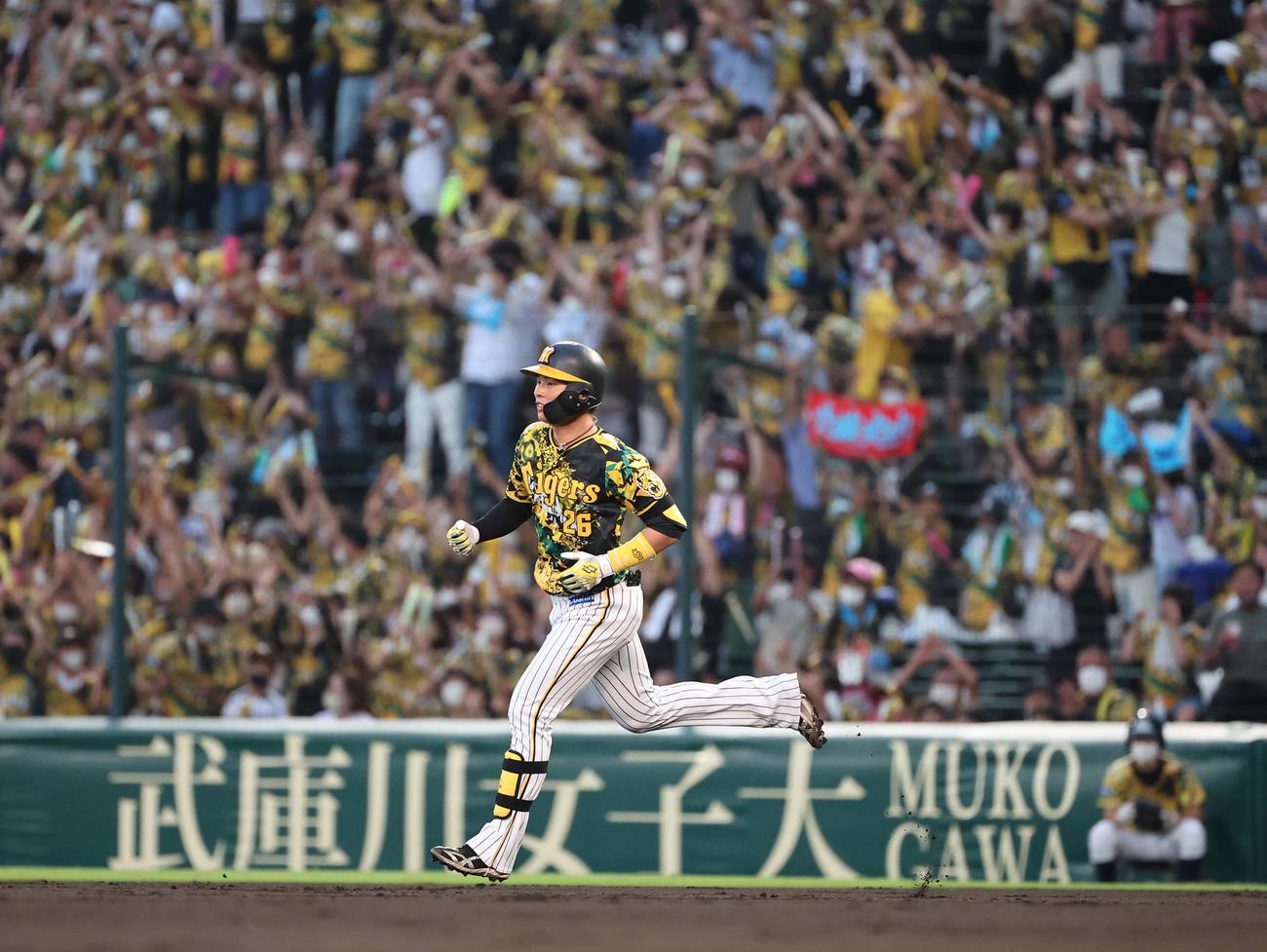 阪神対中日　2回裏阪神1死二塁、北條は左越えに逆転2点本塁打を放ちガッツポーズする（撮影・上田博志）