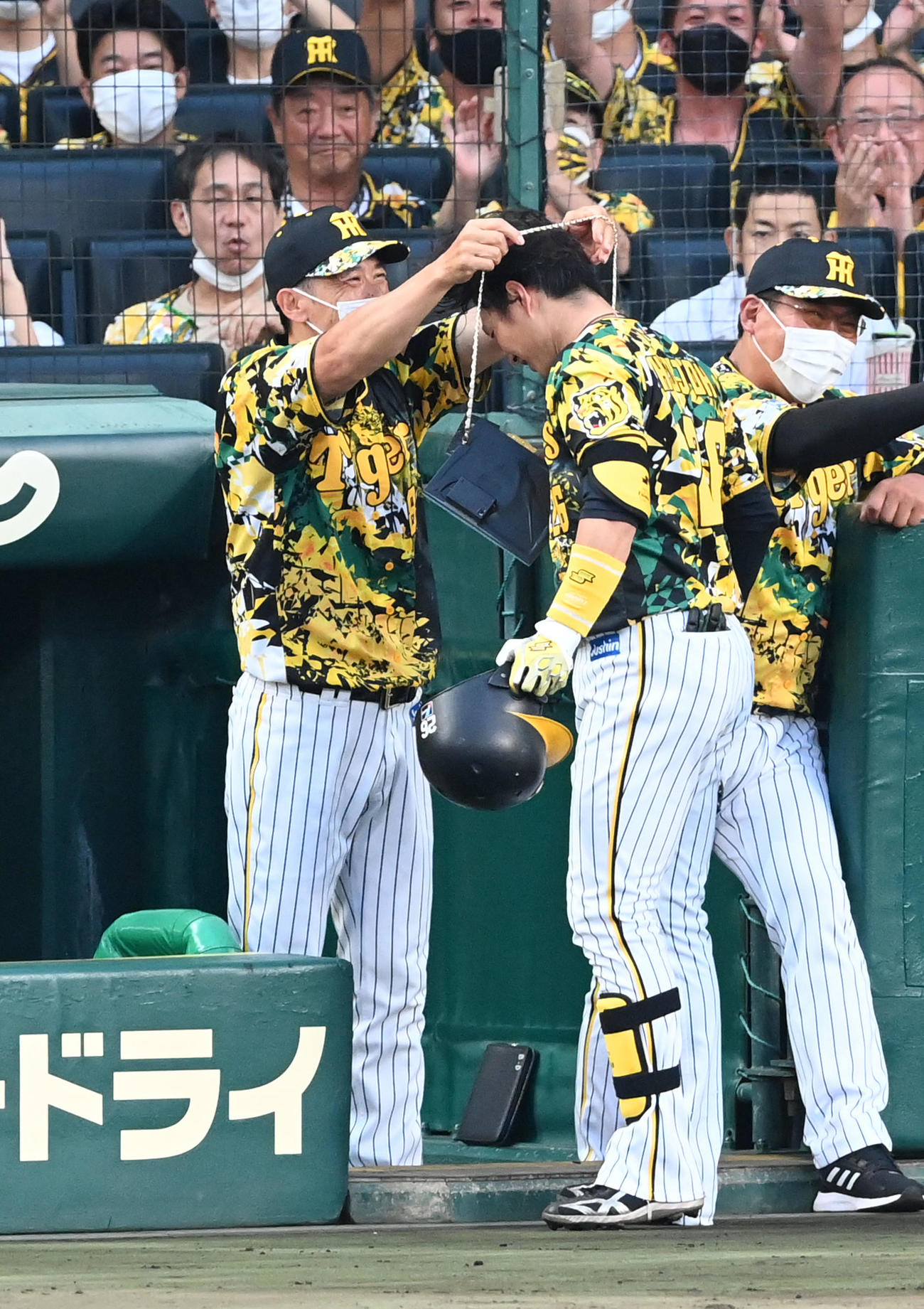 阪神対中日　2回裏阪神1死二塁、北條（右）は逆転の左越え2点本塁打を放ち矢野監督からメダルを掛けてもらう（撮影・前岡正明）