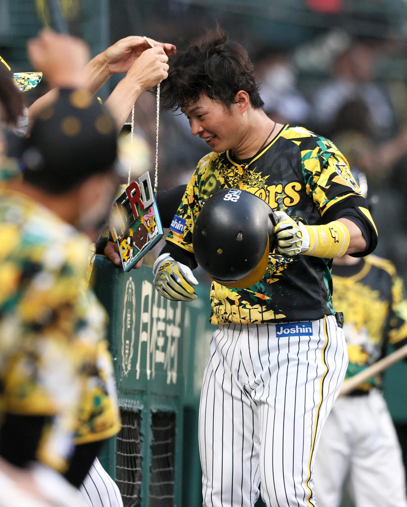 阪神対中日　2回裏阪神1死二塁、北條（右）は左越え2点本塁打を放ち矢野監督からメダルを授与される（撮影・上山淳一）