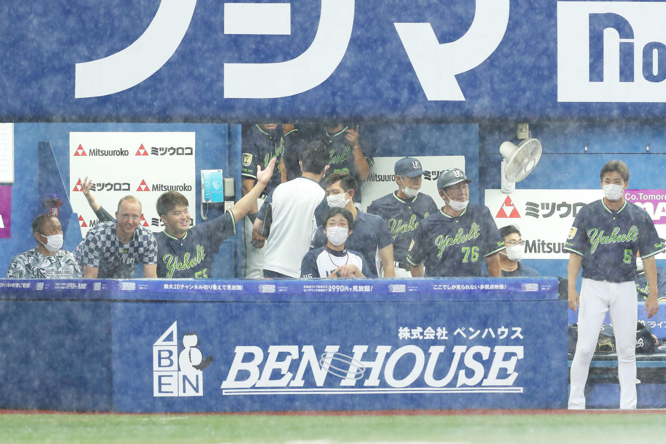 DeNA対ヤクルト　試合開始前、雨脚が強まる中、スタメンが読み上げられ両手を広げるヤクルト村上（左から3人目）（撮影・河田真司）