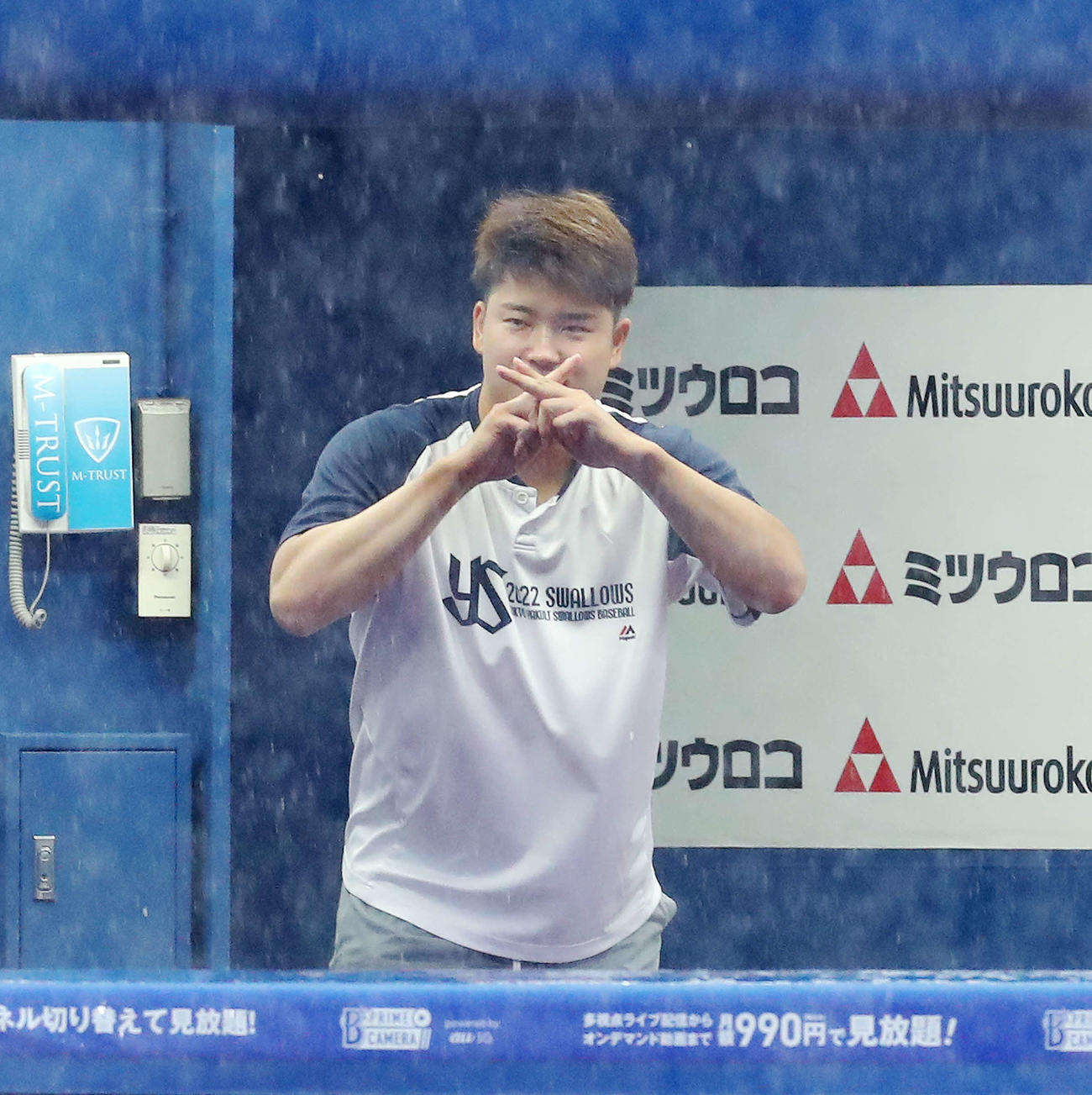 DeNA対ヤクルト　試合開始前、雨脚が強くなり、DeNAベンチに向かい「バツ」のジェスチャーを送るヤクルト村上（撮影・河田真司）