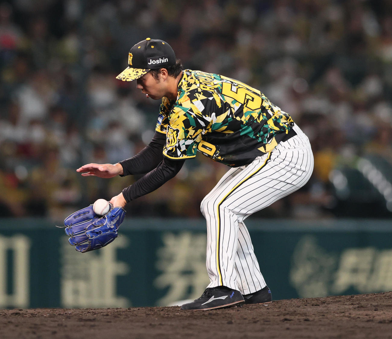 阪神対中日　5回表中日無死、青柳は上田の投ゴロにグラブを出すがポロリ（撮影・上山淳一）