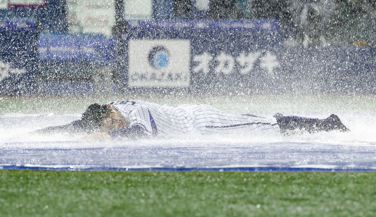 DeNA対ヤクルト　試合が中止になり本塁に飛び込むDeNA知野（撮影・河田真司）