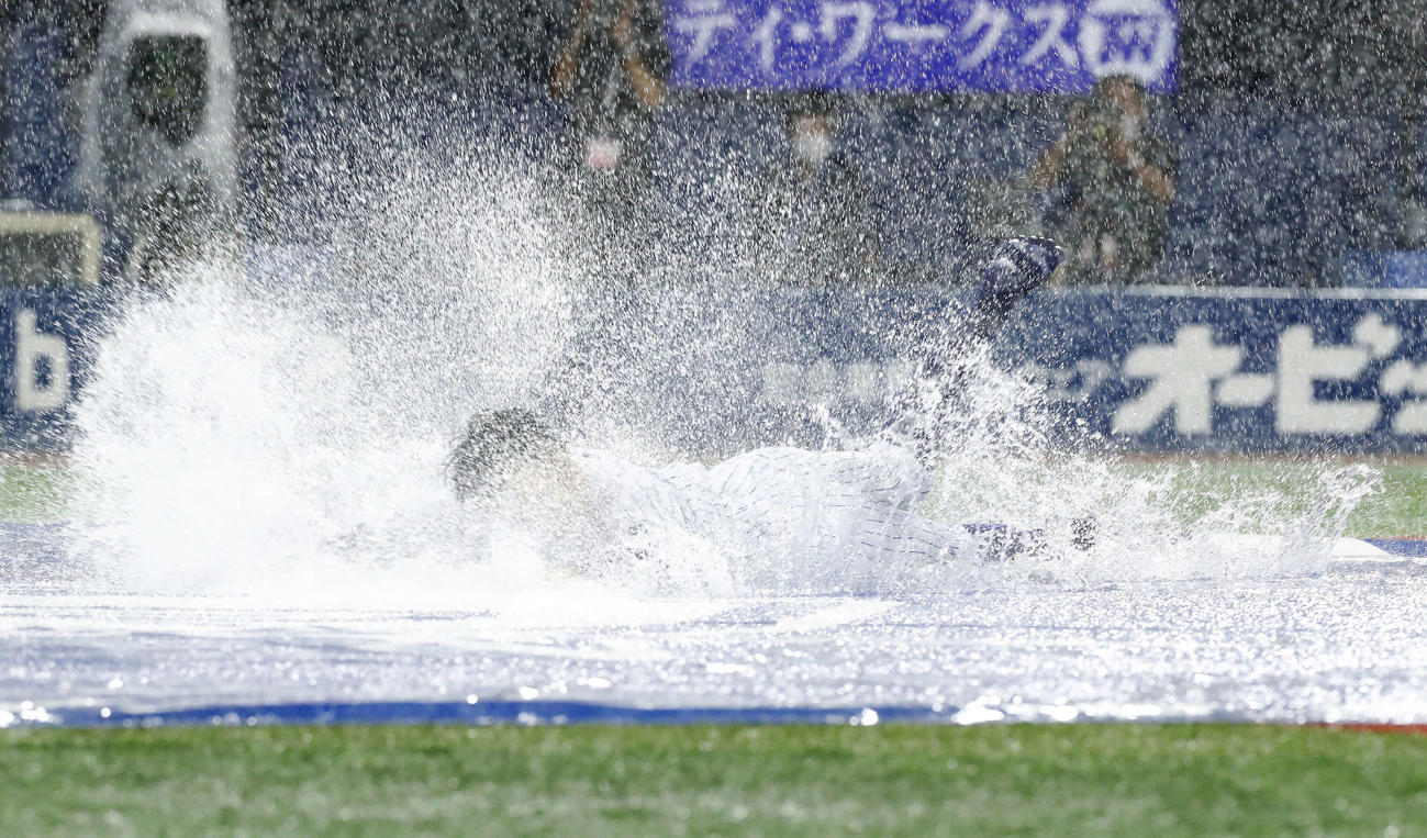DeNA対ヤクルト　試合が中止になり本塁に飛び込むDeNA知野（撮影・河田真司）