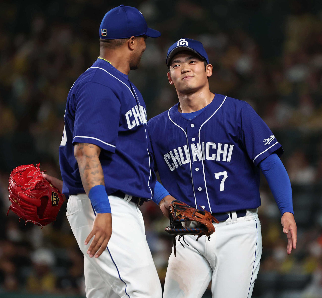 阪神対中日　阪神打線を3人で抑えた根尾（右）は笑顔を見せながらビシエドを出迎える（撮影・上田博志）