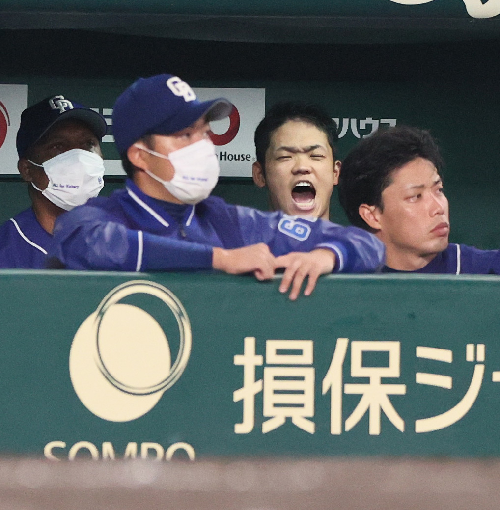 阪神対中日　8回表中日2死一塁、根尾（左から3人目）は打席の岡林に向かって声を出す（撮影・上山淳一）