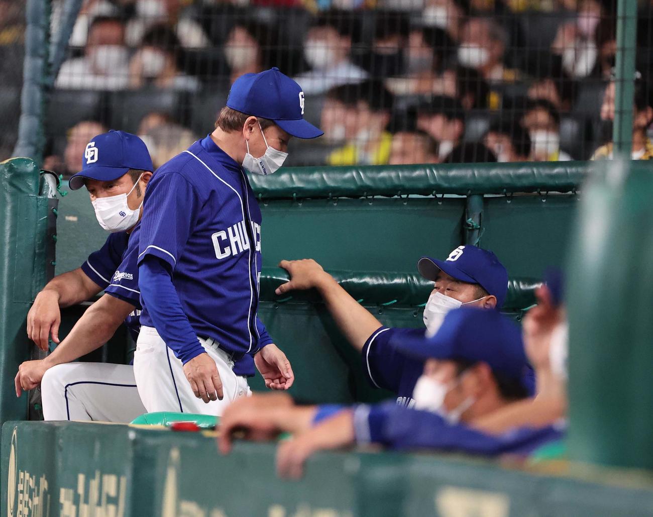 阪神対中日　選手交代を告げベンチに引き揚げる立浪監督（撮影・上田博志）