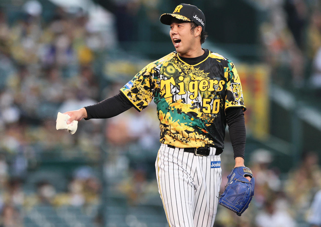 阪神対中日　2回表中日1死、青柳は加藤翔を空振り三振に仕留め笑顔を見せる（撮影・上山淳一）