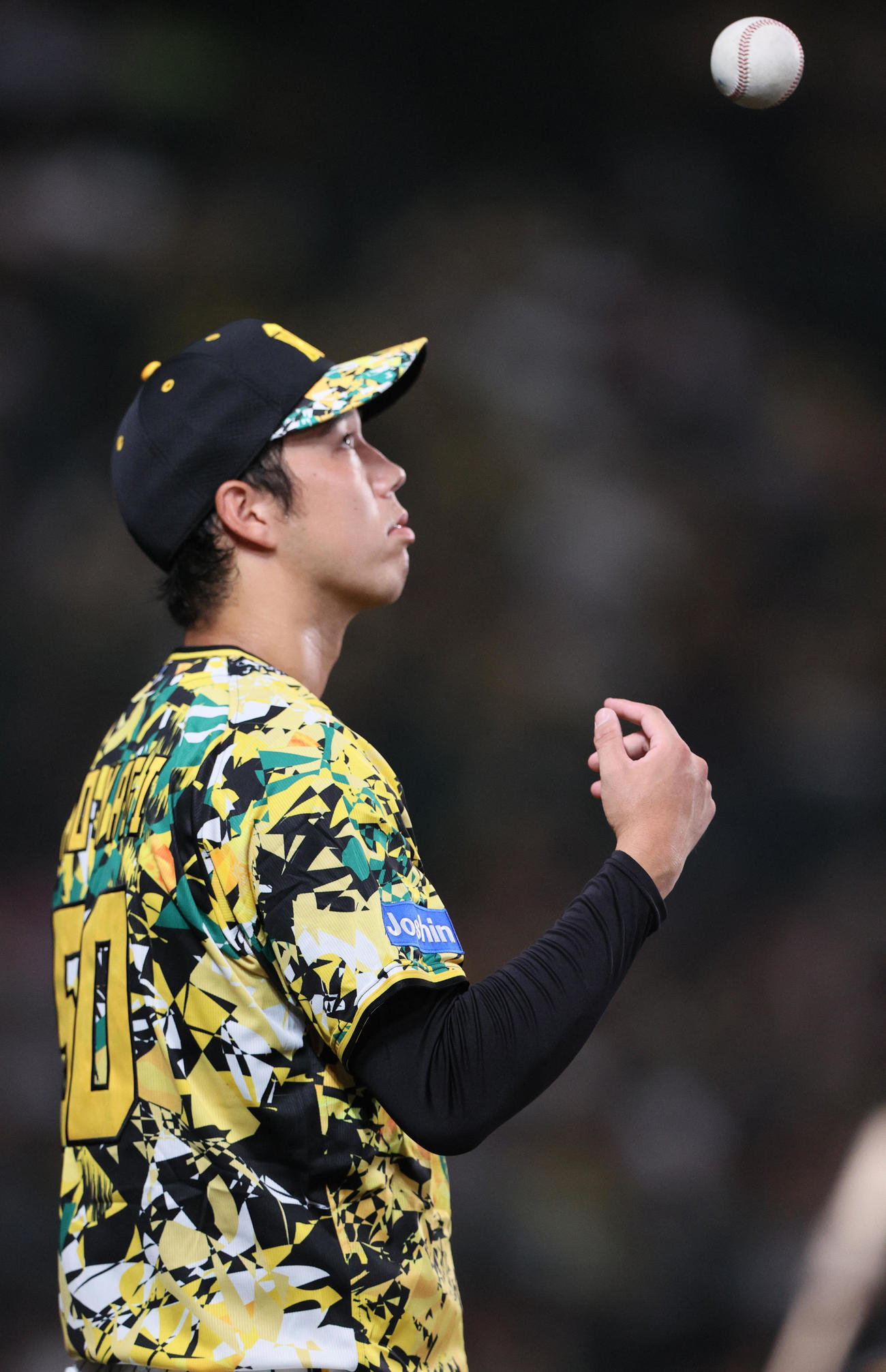 阪神対中日　5回の投球を前にベンチ前でボールを浮かす阪神青柳（撮影・上山淳一）