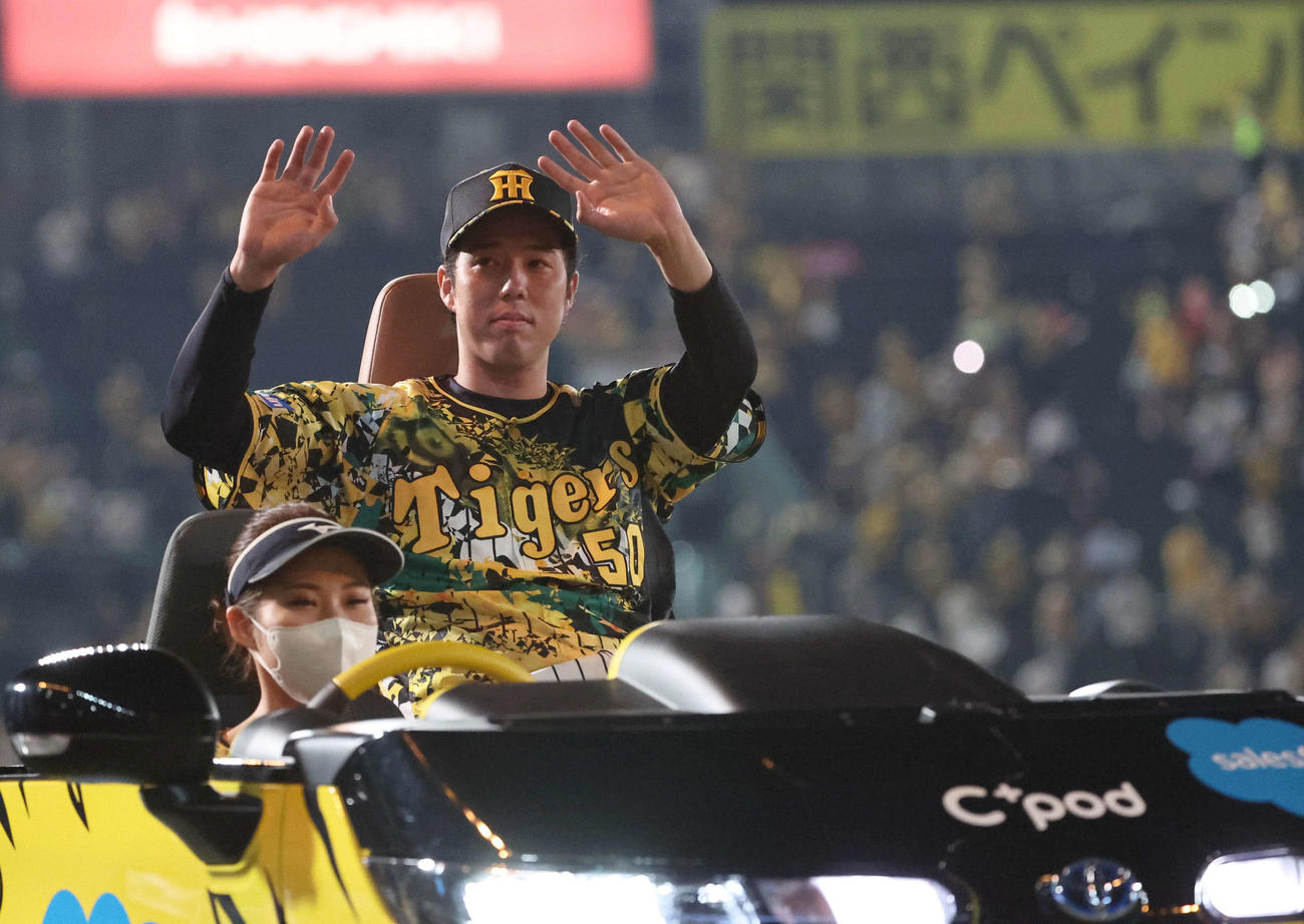 阪神対中日　手を振りながら場内1周する青柳（撮影・上田博志）