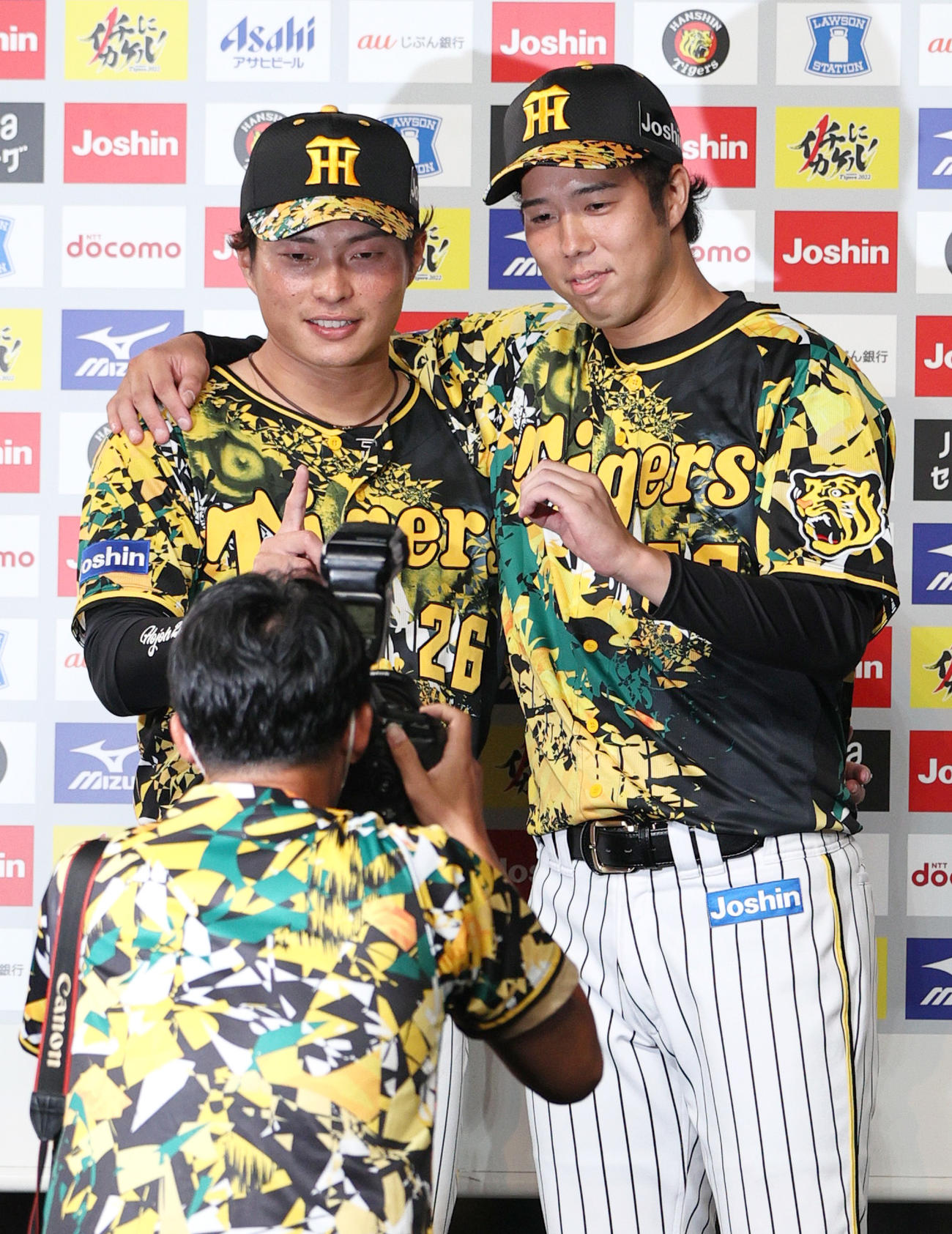 阪神対中日　ヒーローインタビューを終え、お立ち台でポーズを決める阪神北條（左）と阪神青柳（撮影・上山淳一）