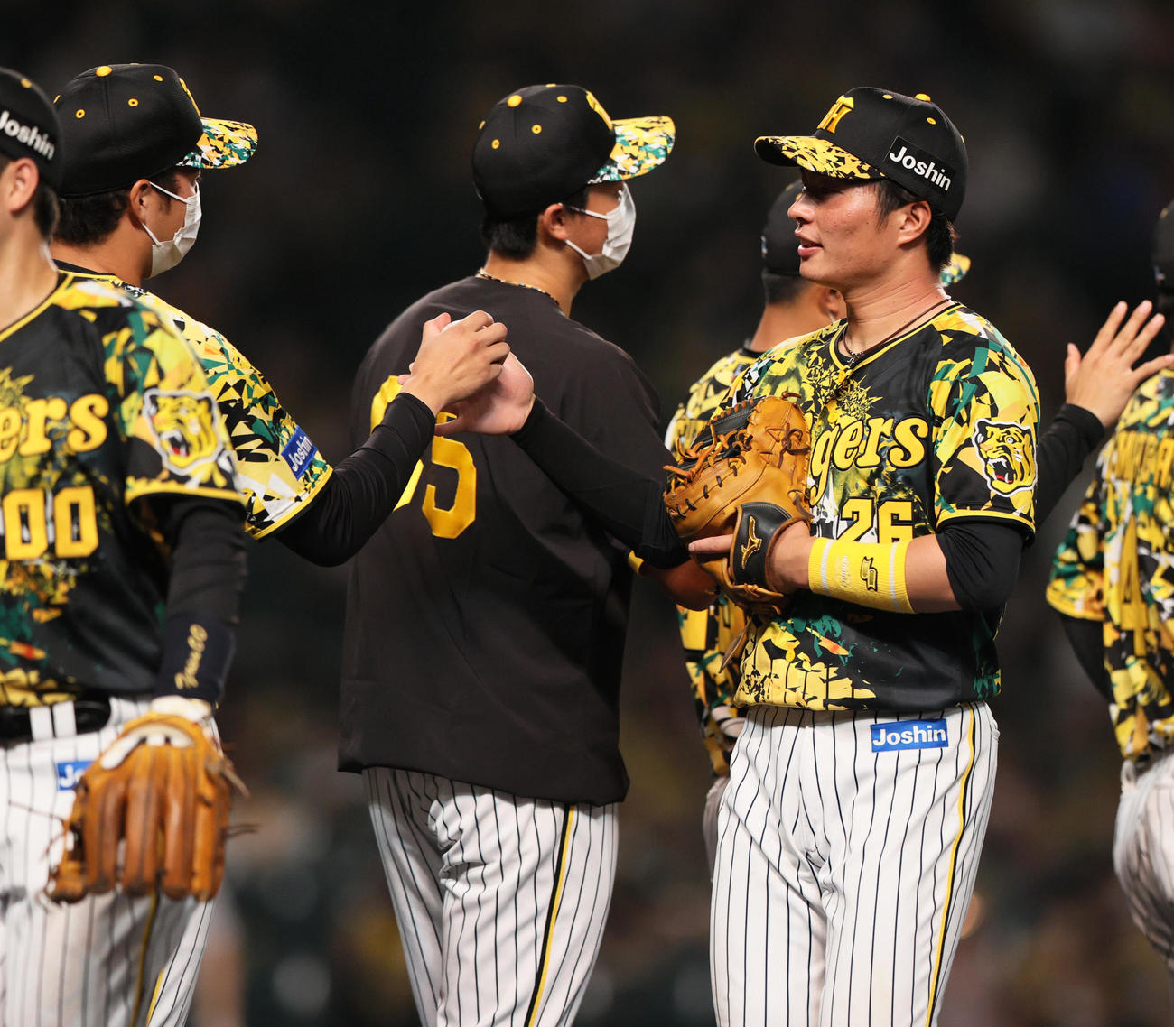 阪神対中日　中日に勝利し、阪神北條（右）は青柳にウイニングボールを渡す（撮影・上山淳一）