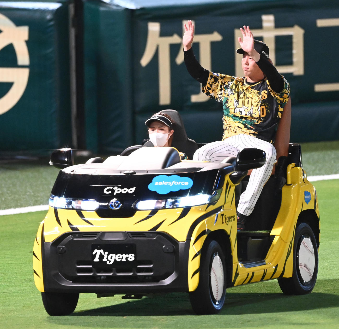 阪神対中日　ヒーローの青柳はリリーフカーに乗りファンの祝福に応える（撮影・前岡正明）
