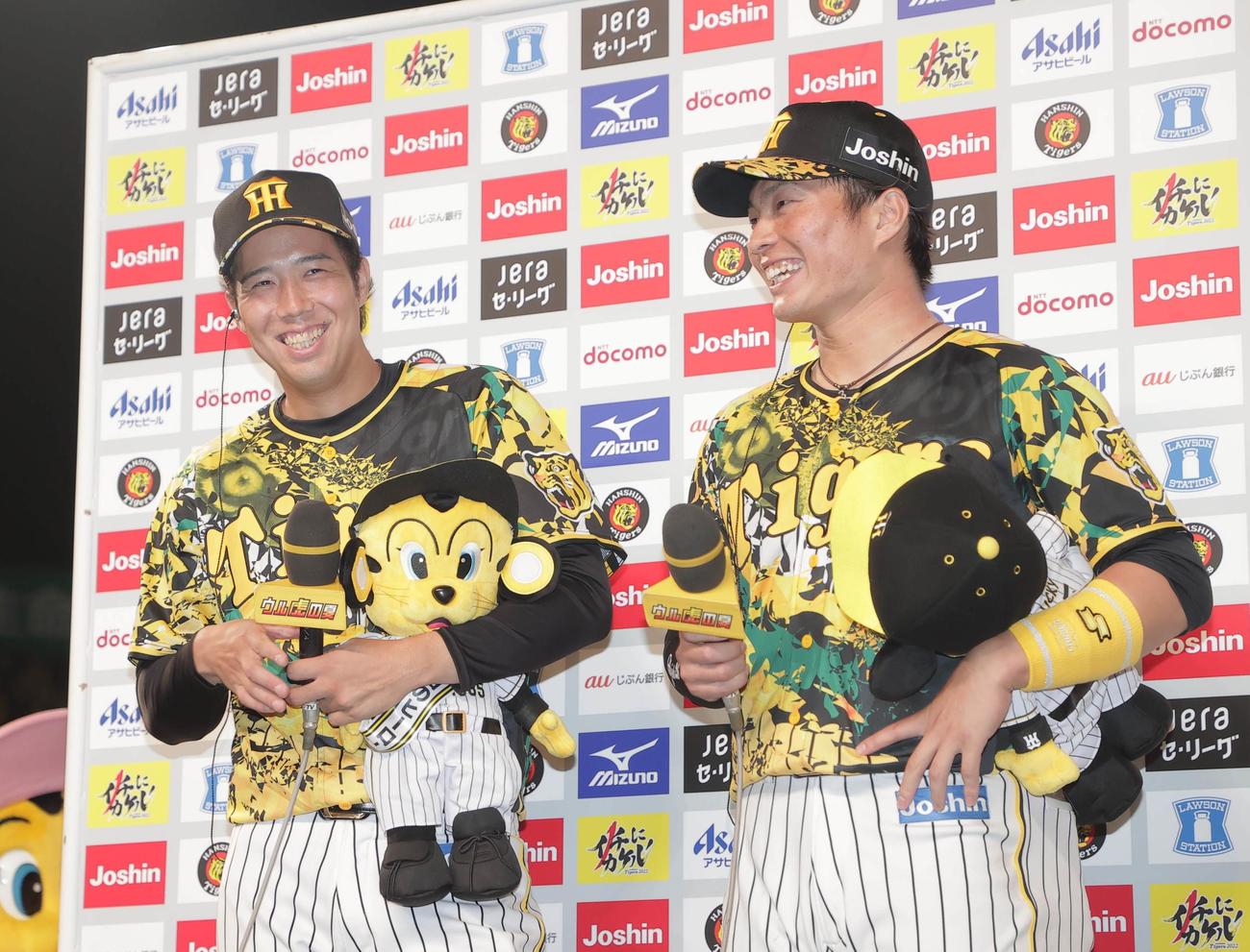 阪神対中日　お立ち台で笑顔を見せる青柳（左）と北條（代表撮影）