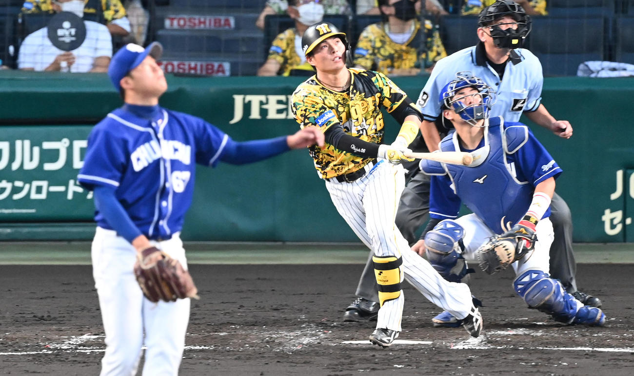 阪神対中日　2回裏阪神1死二塁、北條は逆転の左越え2点本塁打を放つ。投手上田（撮影・前岡正明）