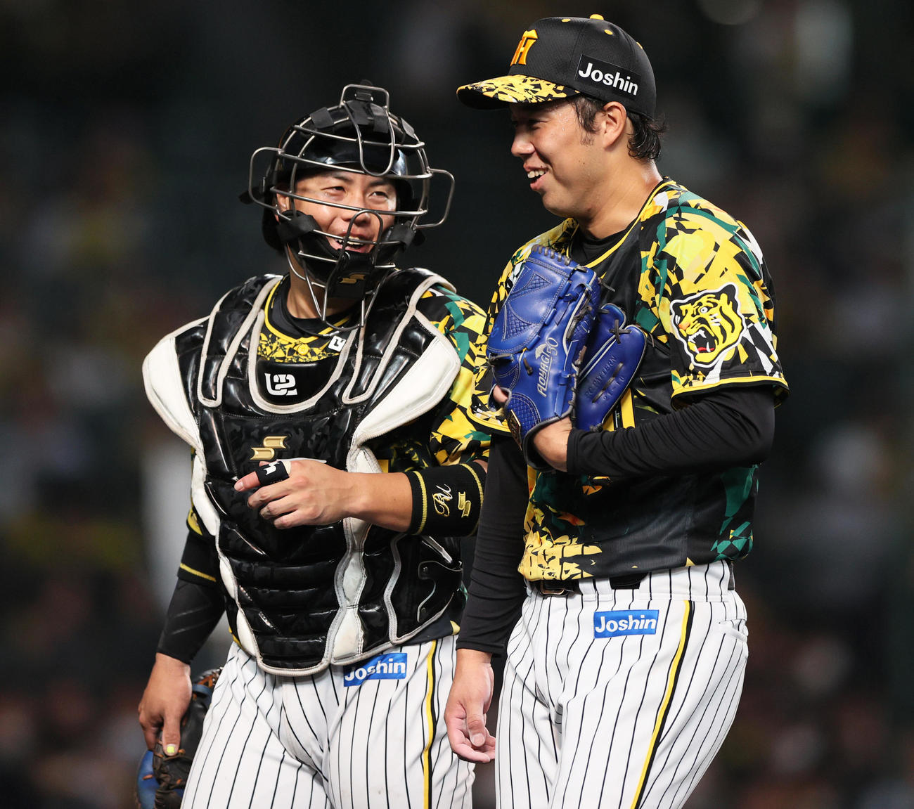 阪神対中日　4回を三者凡退に仕留めた青柳晃（右）と梅野は談笑しベンチへ引き揚げる（撮影・上山淳一）
