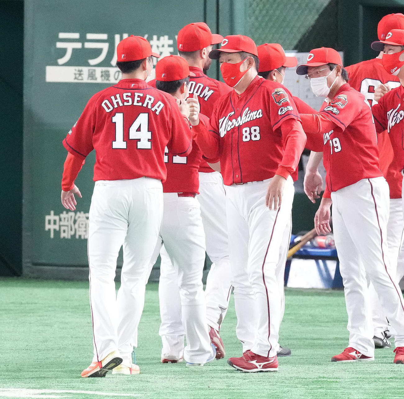 巨人対広島　巨人に勝利し、大瀬良（左）を迎える広島佐々岡監督（撮影・鈴木みどり）