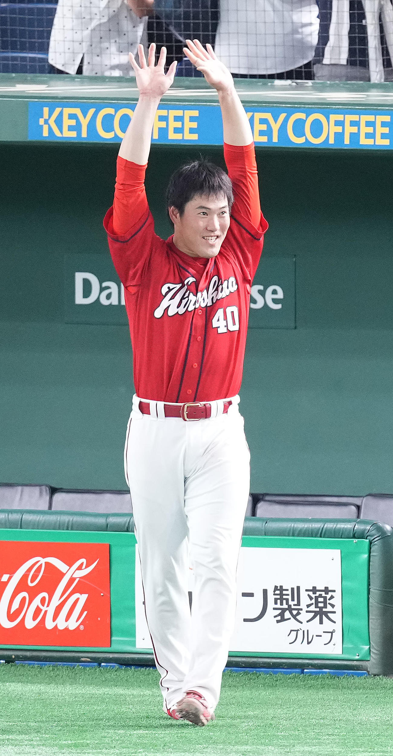 巨人対広島　ヒーローインタビューを終え、ファンの声援に応える広島磯村（撮影・鈴木みどり）