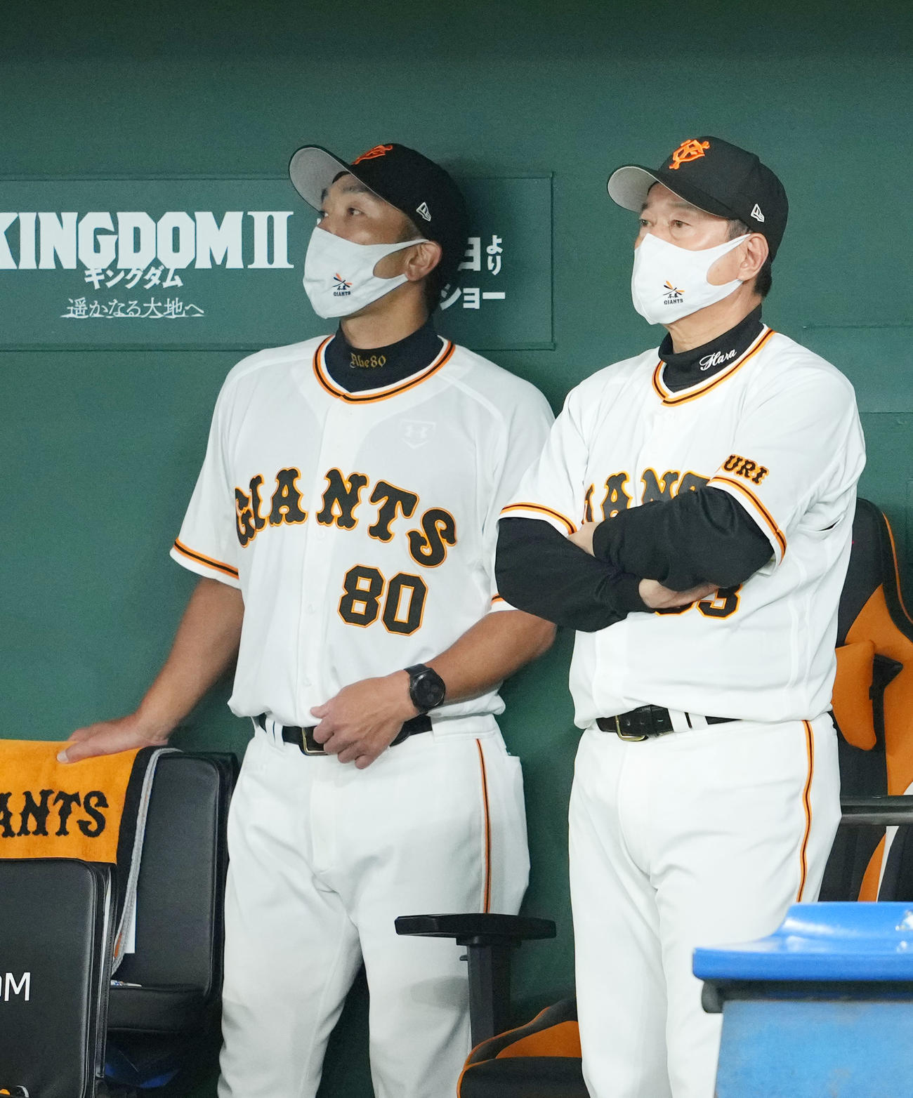 巨人対広島　11回裏開始前、険しい表情でスコアを見つめる巨人原監督（右）（撮影・横山健太）