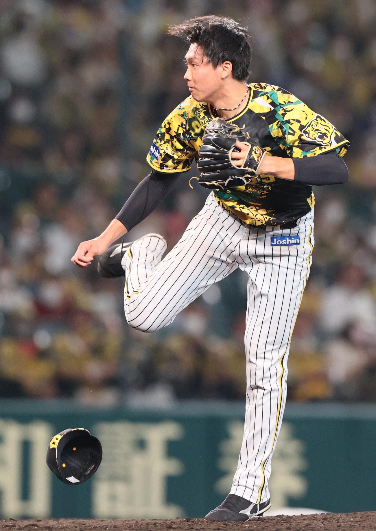 阪神対中日　帽子を飛ばして力投する湯浅（撮影・上山淳一）