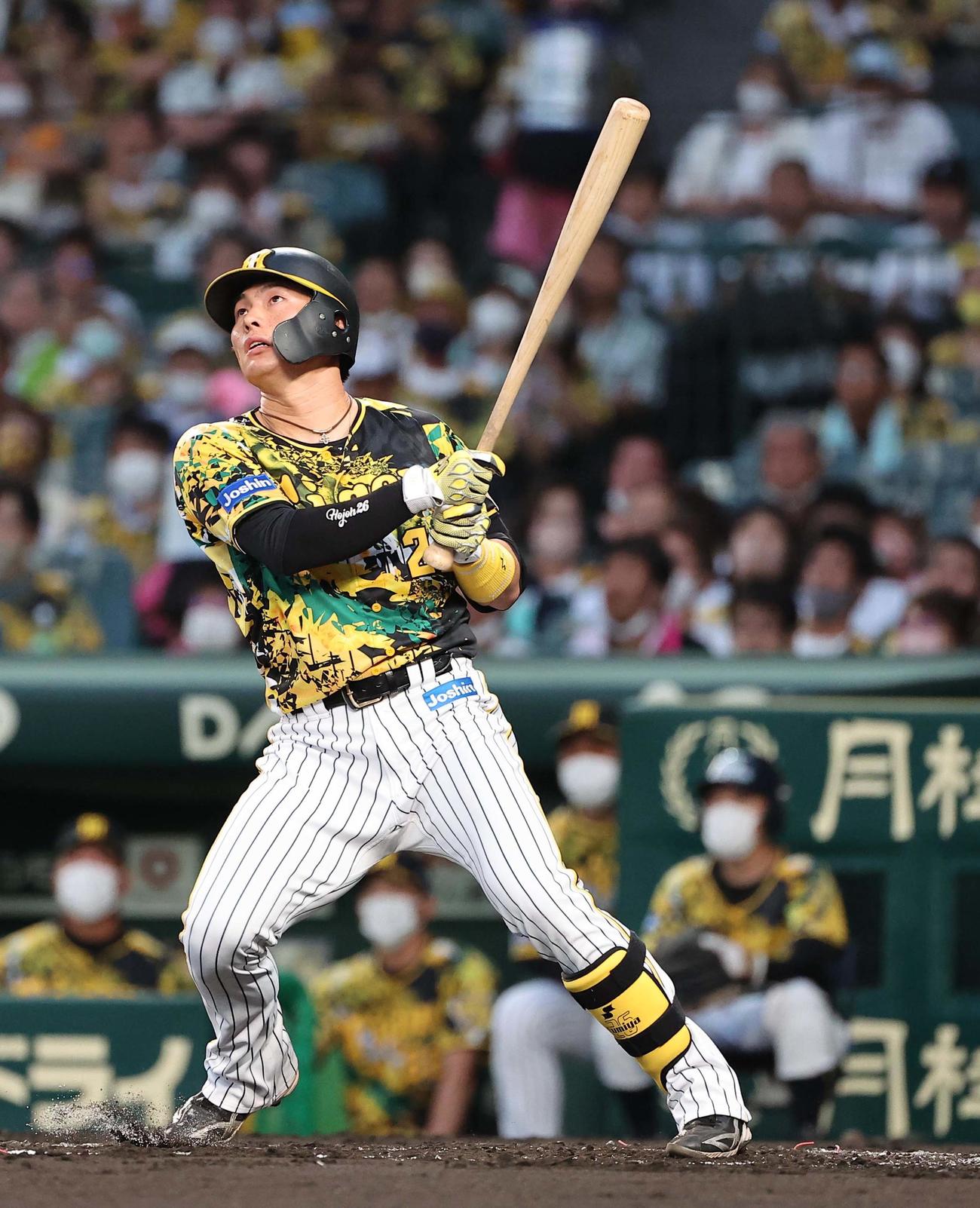 阪神対中日　2回裏阪神1死二塁、北條は左越え逆転2点本塁打を放つ（撮影・上田博志）