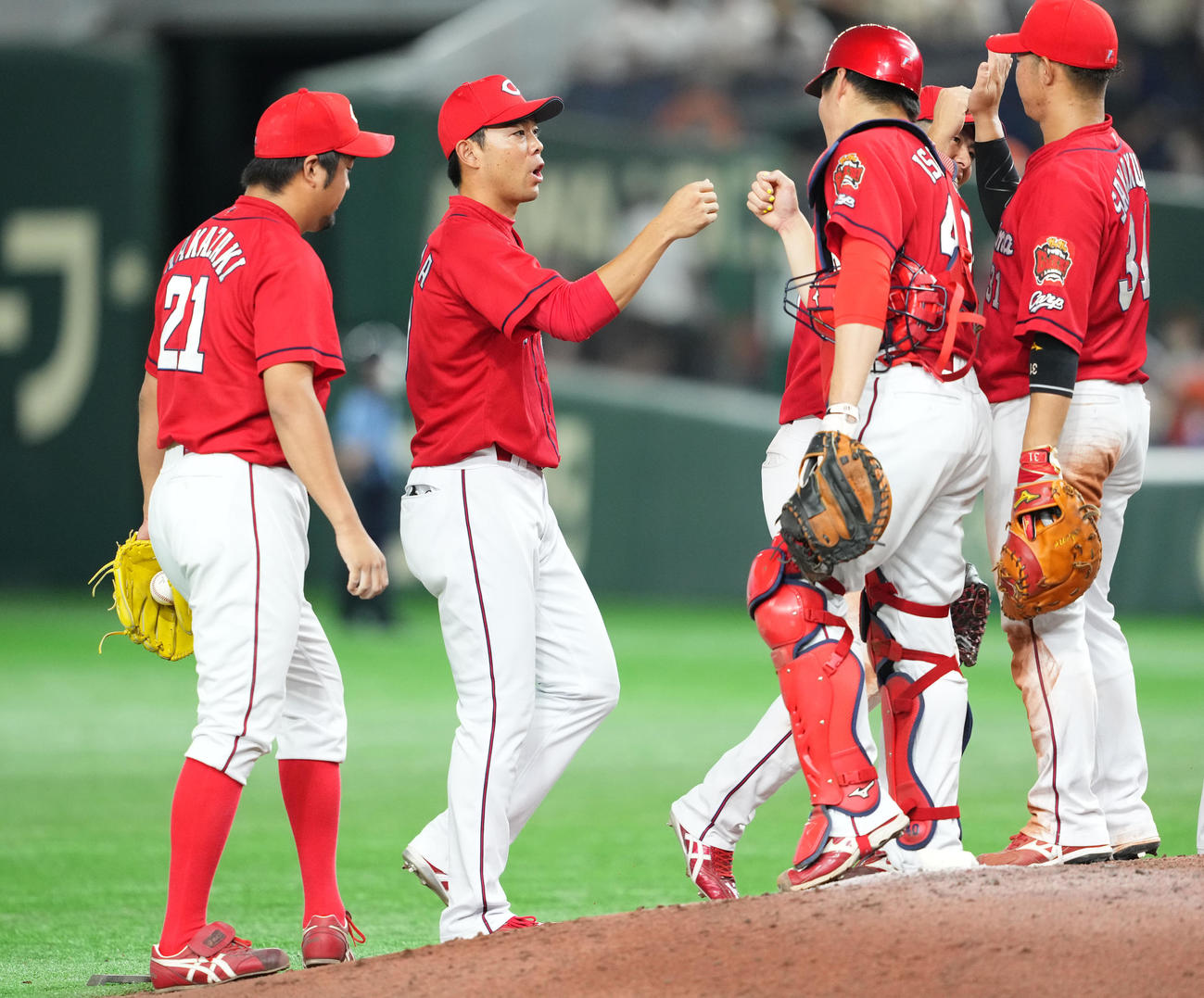 巨人対広島　巨人に勝利しタッチを交わす広島秋山（左から2人目）（撮影・横山健太）