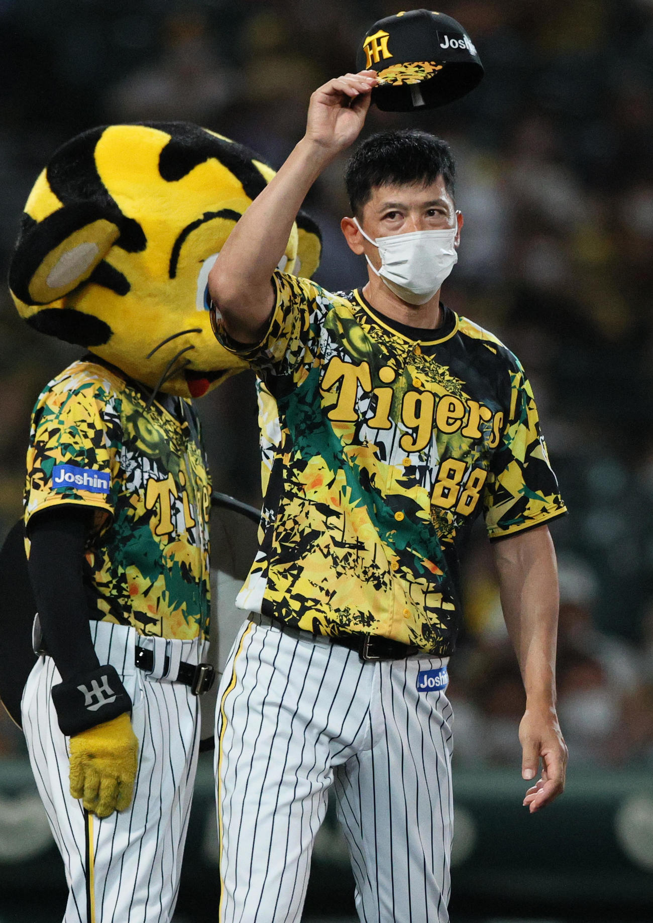阪神対中日　中日に勝利し、帽子をあげてファンへあいさつする阪神矢野監督（撮影・上山淳一）