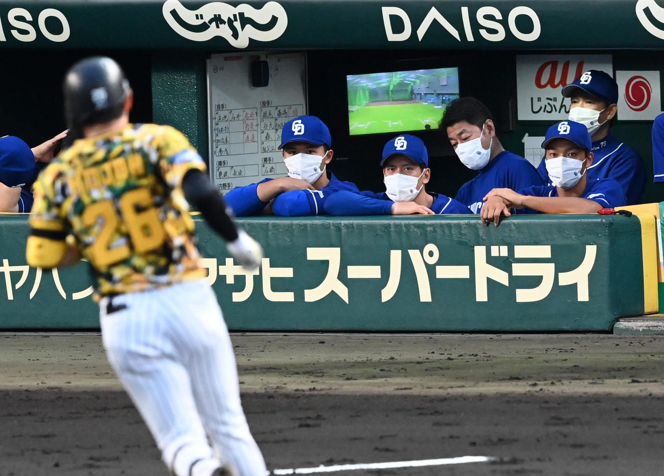 阪神対中日　2回裏阪神1死二塁、北條の逆転左越え2点本塁打にがっくりする立浪監督（右）（撮影・前岡正明）