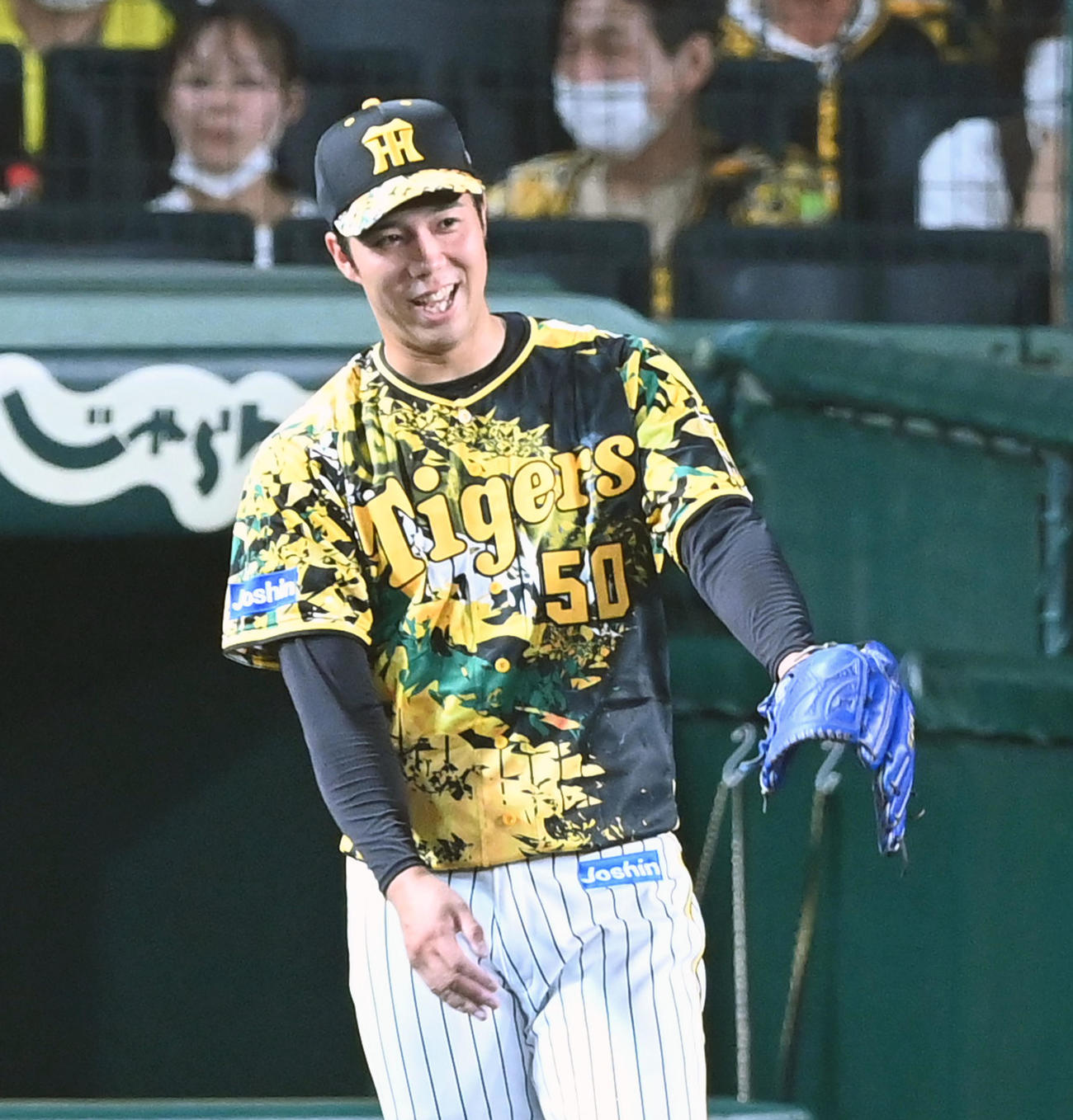 阪神対中日　5回表を無失点に抑え、笑顔でナインを迎える青柳（撮影・前岡正明）