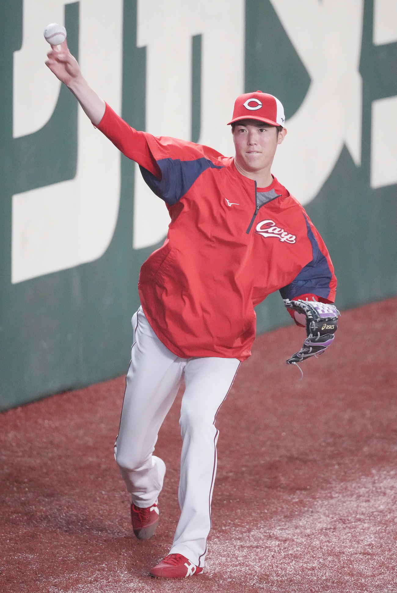 巨人対広島　試合前練習でノックを受ける広島森下（撮影・鈴木みどり）