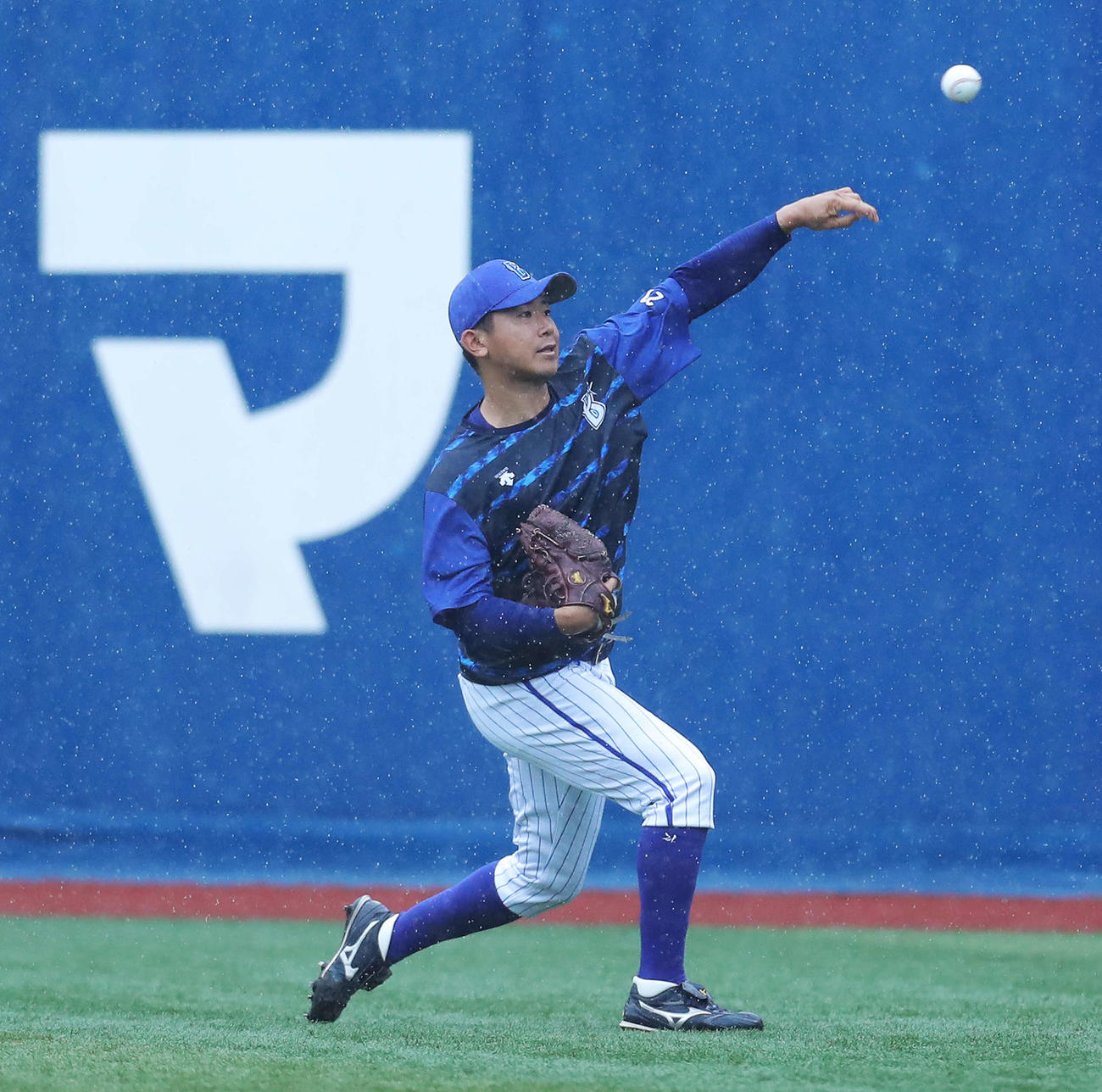 DeNA対ヤクルト　試合前、雨に濡れながらキャッチボールするDeNA今永（撮影・河田真司）