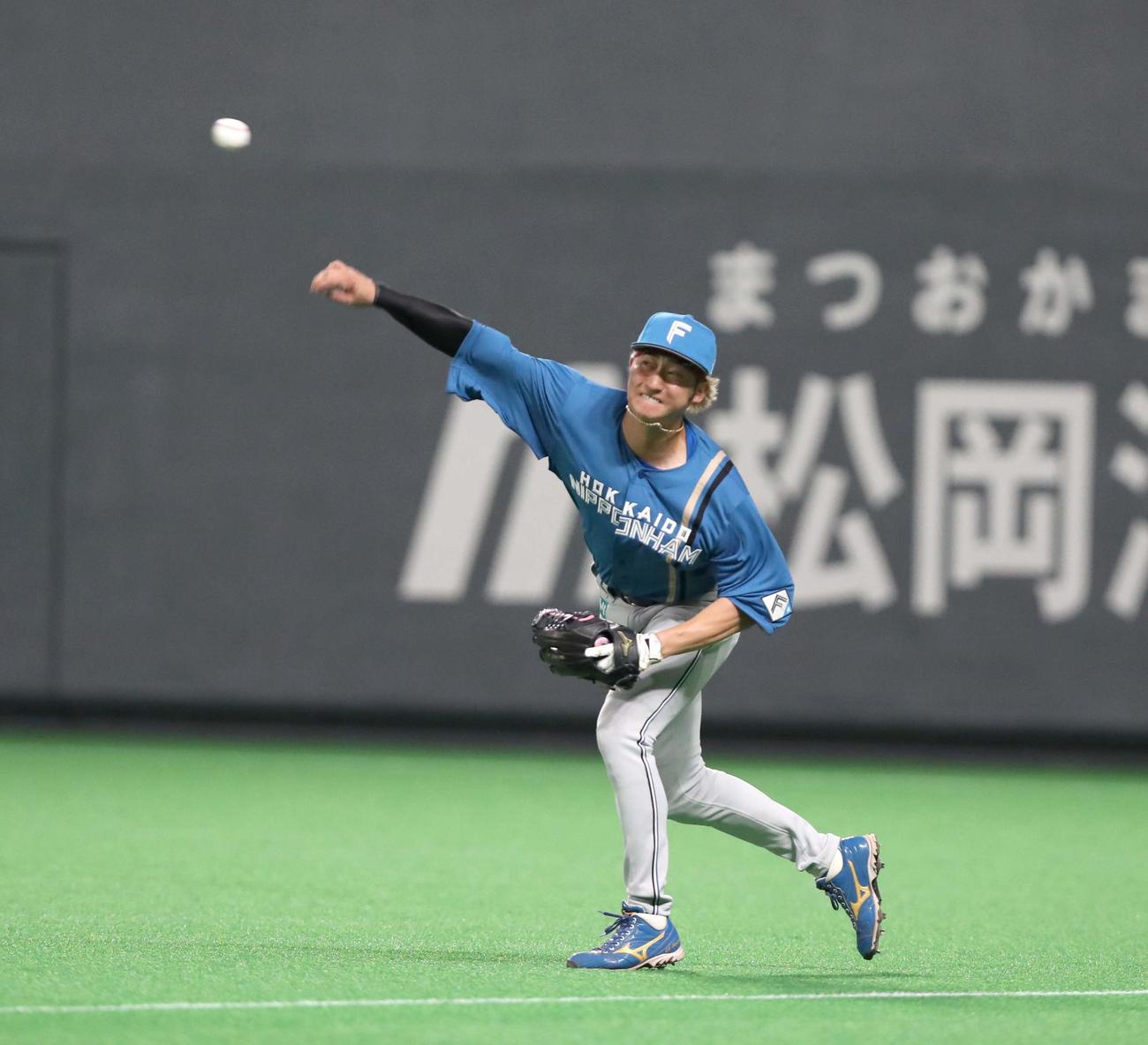 日本ハム対西武　5回表西武無死二塁、ジャンセンの右飛で浅間がタッチアップした外崎を三塁で補殺し併殺とする（撮影・黒川智章）