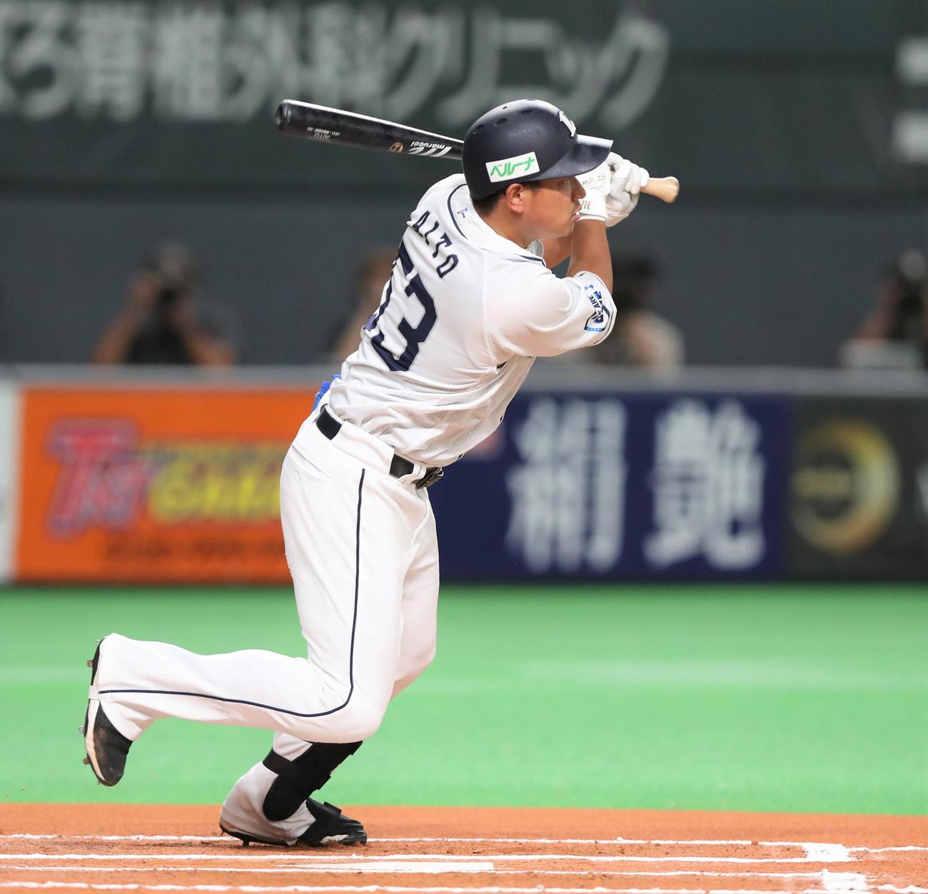日本ハム対西武　6回表西武1死、左翼線に二塁打を放つ愛斗（撮影・黒川智章）