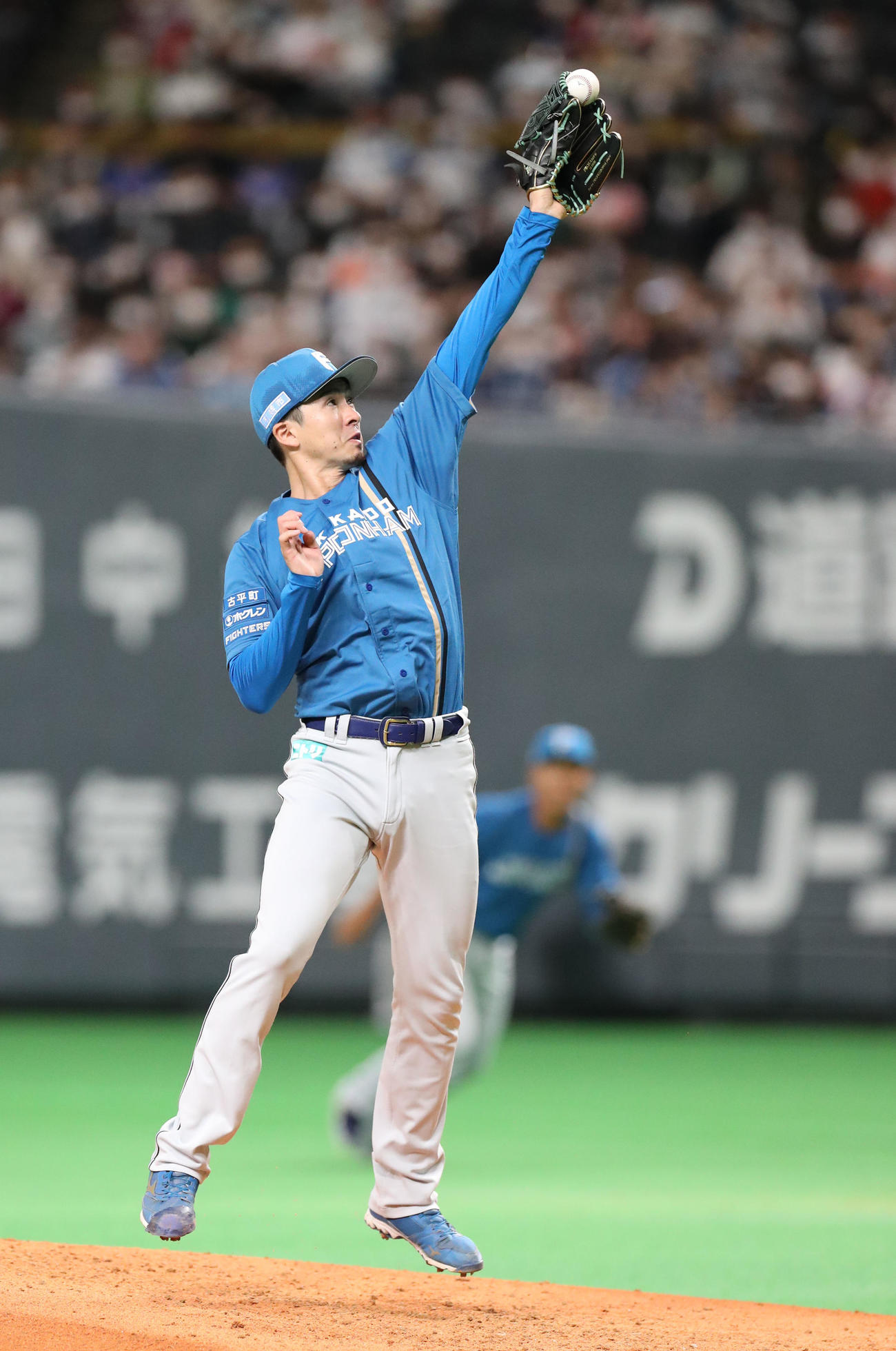 日本ハム対西武　6回表西武2死一、二塁、呉念庭の打球を好捕する上沢（撮影・佐藤翔太）