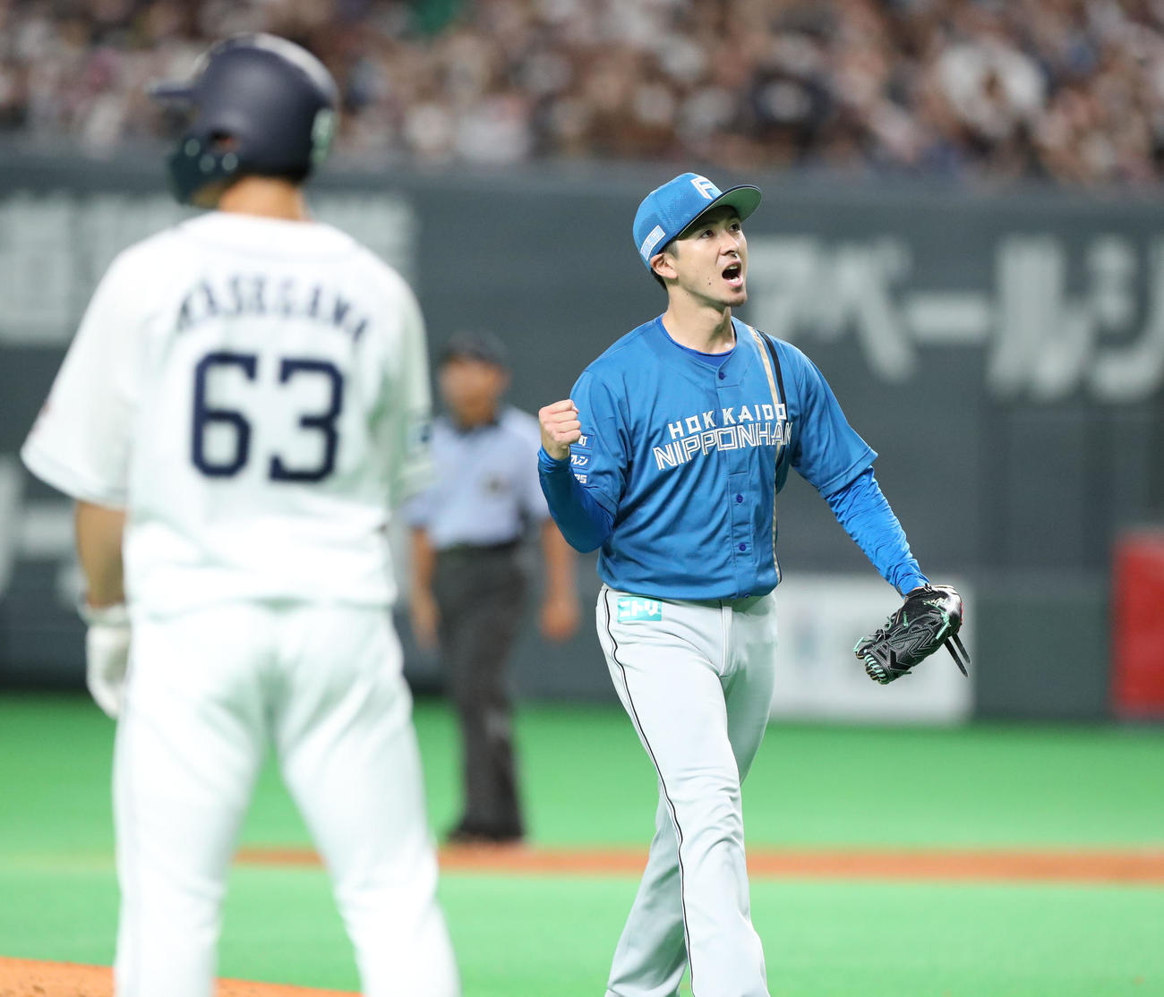 日本ハム対西武　7回表西武1死一、三塁、上沢は山田を二併殺に仕留めガッツポーズをする（撮影・佐藤翔太）