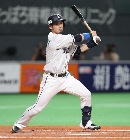 日本ハム対西武　5回表西武無死、右翼線に二塁打を放つ外崎（撮影・黒川智章）