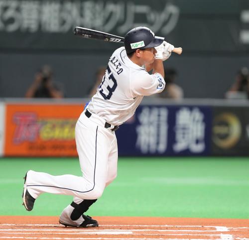 日本ハム対西武　6回表西武1死、左翼線に二塁打を放つ愛斗（撮影・黒川智章）
