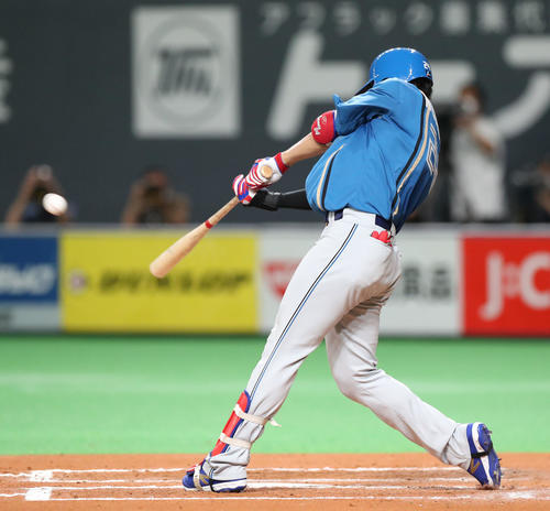 日本ハム対西武　6回裏日本ハム1死二塁、野村は先制となる適時二塁打を放つ（撮影・佐藤翔太）