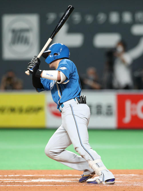 日本ハム対西武　7回裏日本ハム1死、清水は中前打を放つ（撮影・佐藤翔太）