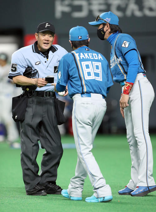 日本ハム対西武　選手交代を告げる日本ハム新庄監督（撮影・佐藤翔太）