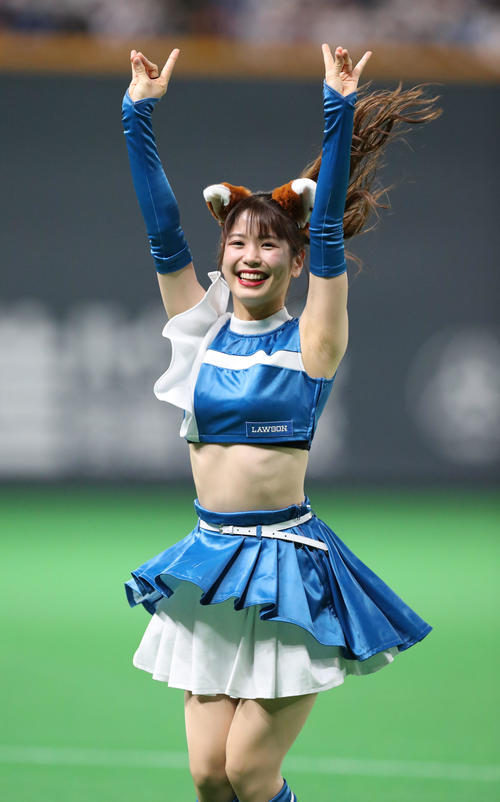 日本ハム対西武　きつねダンスを踊るファイターズガール（撮影・佐藤翔太）