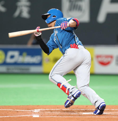 日本ハム対西武　4回裏日本ハム無死、野村は中前打を放つ（撮影・佐藤翔太）