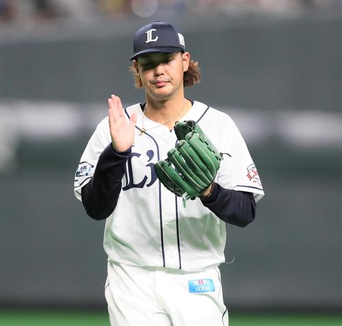 日本ハム対西武　4回裏、無失点に抑えグラブをたたく高橋（撮影・黒川智章）