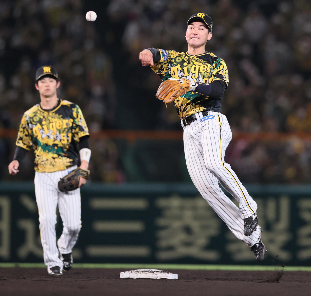 7回表中日無死、山本は加藤翔の打球をさばく。左は中野（撮影・上山淳一）