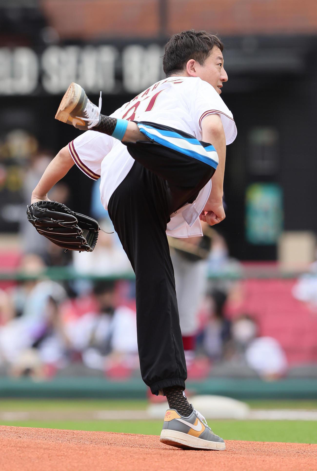 楽天対オリックス　始球式を務めたお笑いコンビ「サバンナ」の高橋茂雄（撮影・足立雅史）