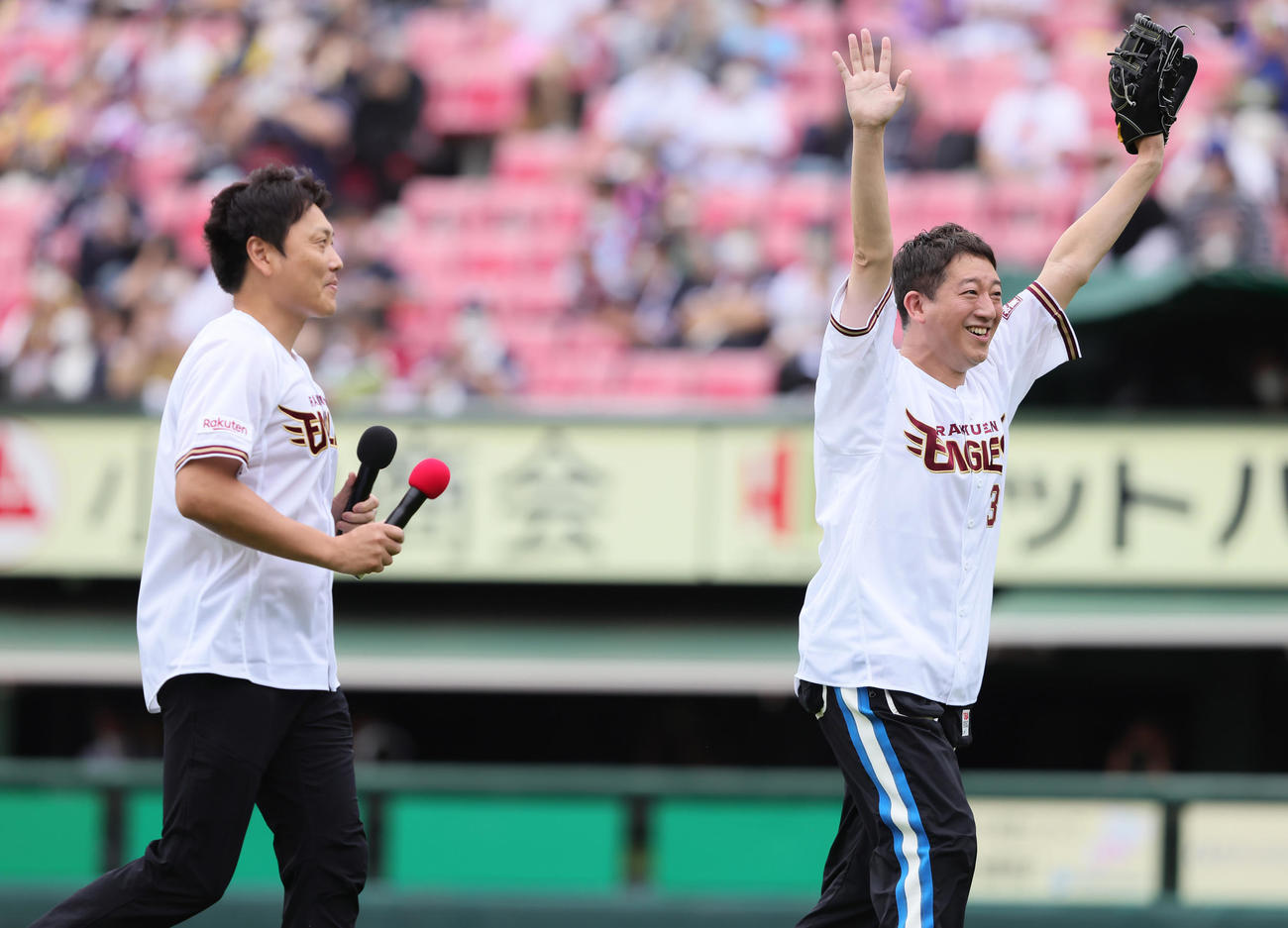 楽天対オリックス　始球式を終え、笑顔を見せるお笑いコンビ「サバンナ」の高橋茂雄（右）。左は八木真澄（撮影・足立雅史）
