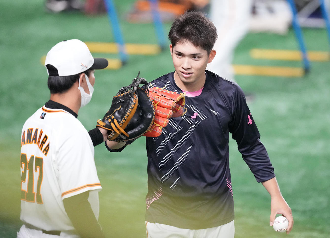 巨人対広島　試合前練習のキャッチボールを終え笑顔の巨人高橋（撮影・鈴木みどり）